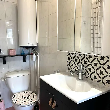2 Pieces Renove, Terrasse, Parking, Proche Commerces Et - - Fr-1-224-810 * Saint-Gilles-Croix-de-Vie